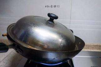 因为我没有盖保鲜膜，蒸的时候有水汽滴落到发糕表面会很难看，我就用一根筷子将锅盖倾斜，这样水就往一边走了，不会滴落在发糕上，但是因为锅盖有点开着所以蒸的时间也比较久，大概要15-20分钟。蒸的时间看你发糕的大小决定时间长短，我这个是小杯子也会比较快