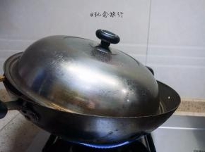 因为我没有盖保鲜膜，蒸的时候有水汽滴落到发糕表面会很难看，我就用一根筷子将锅盖倾斜，这样水就往一边走了，不会滴落在发糕上，但是因为锅盖有点开着所以蒸的时间也比较久，大概要15-20分钟。蒸的时间看你发糕的大小决定时间长短，我这个是小杯子也会比较快
