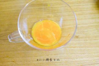 1、	鸡蛋两个分离出蛋黄备用