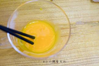 用筷子将蛋黄打散