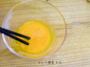 用筷子将蛋黄打散