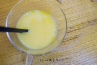 准备两倍于蛋黄的40度左右的温水，注意不要超过40度不然你的蛋液就变蛋花汤啦水里倒入打散的蛋液继续Z字形拌匀，