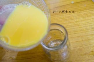 倒入布丁瓶里静置15分钟，目的是为了让蛋液里的泡泡去掉，用勺子把蛋液的大泡都撇掉