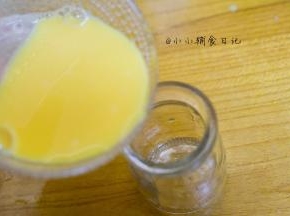 倒入布丁瓶里静置15分钟，目的是为了让蛋液里的泡泡去掉，用勺子把蛋液的大泡都撇掉