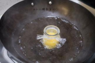 锅里水烧开放入盘子，中小火蒸15分钟左右，时间根据蛋黄蒸蛋的多少决定