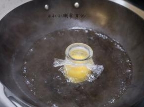 锅里水烧开放入盘子，中小火蒸15分钟左右，时间根据蛋黄蒸蛋的多少决定