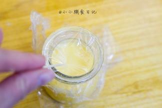 盖上保鲜膜，表面戳几个洞