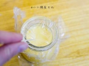 盖上保鲜膜，表面戳几个洞