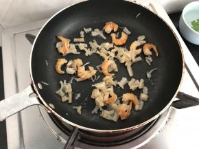 另起小锅，放一点点油把瑶柱虾米炒香
这样蒸出来味道更香更鲜美，而且腥味大减