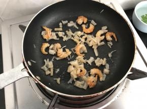 另起小锅，放一点点油把瑶柱虾米炒香
这样蒸出来味道更香更鲜美，而且腥味大减