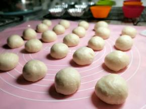 分割为12个面团后，再分为24个面团，滚圆。