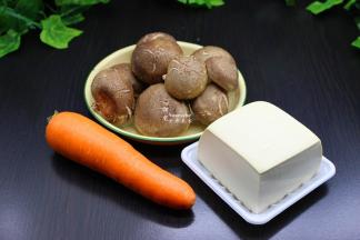准备好新鲜的香菇、豆腐、胡萝卜、香葱等食材；