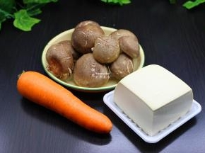 准备好新鲜的香菇、豆腐、胡萝卜、香葱等食材；