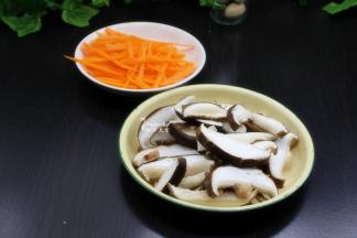 胡萝卜去皮洗净，切丝；香菇洗净沥干水，切片；