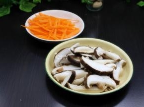 胡萝卜去皮洗净，切丝；香菇洗净沥干水，切片；