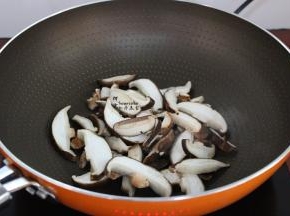 热锅，倒入一点点油，小火煸炒香菇至香味；