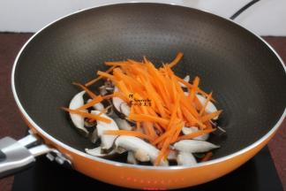 加入胡萝卜丝，炒软；