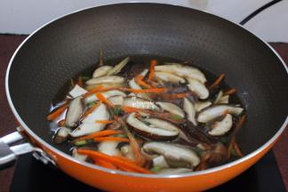 倒入高汤，煮沸，没有高汤的可以加入沸水；