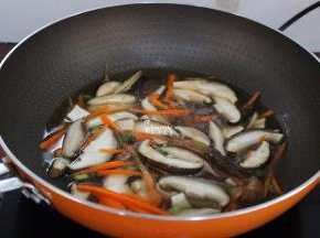 倒入高汤，煮沸，没有高汤的可以加入沸水；