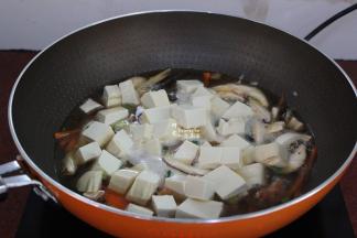 豆腐放在手上直接切块，入锅；