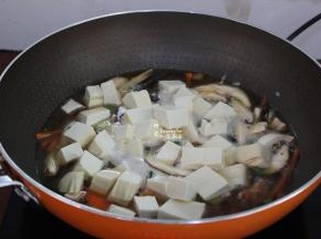 豆腐放在手上直接切块，入锅；