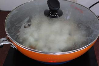 盖上盖子大火煮沸，改为小火炖3-5分钟；