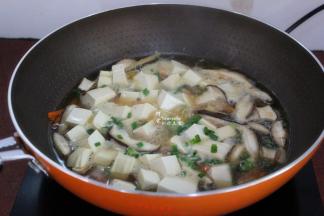 放盐、香葱、香菜出锅即可。