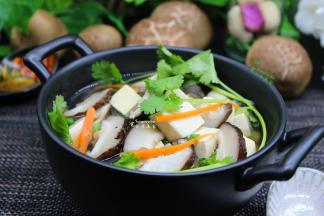 健康营养美味的香菇豆腐汤出锅了。