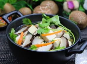 健康营养美味的香菇豆腐汤出锅了。