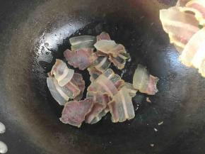 热锅给油，放入腊肉煸炒出油