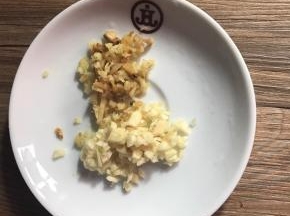 姜、蒜切末备用