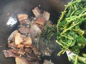 加入香椿炒匀
