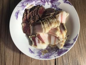 腊肉洗净，切薄片备用