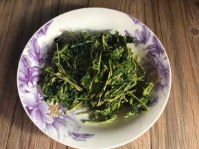 香椿洗净，汆烫一下，切成寸断备用
