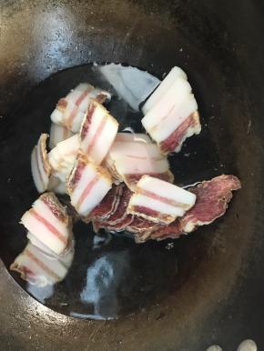 腊肉同冷水一起放入锅中，煮沸