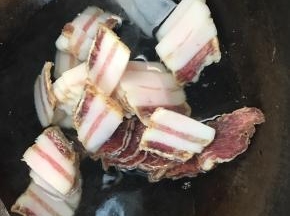 腊肉同冷水一起放入锅中，煮沸