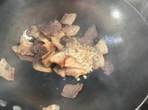 加入姜、蒜末爆香