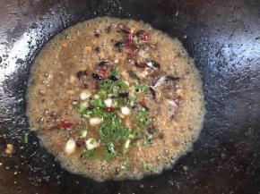 锅中加入味精和葱花，拌匀