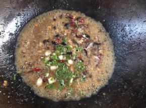 锅中加入味精和葱花，拌匀