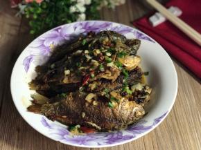 淋入装好盘的小喜头上即可