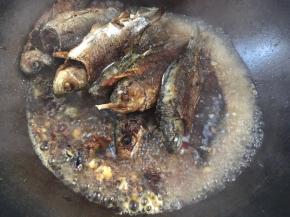 倒入煎好的小喜头，中火焖5分钟