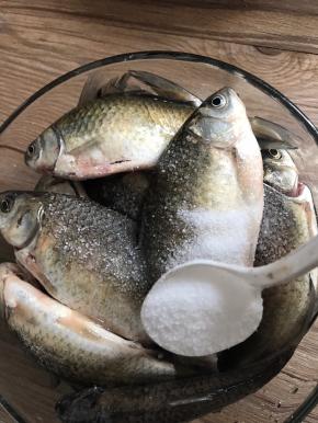 盐，拌匀，盖上保鲜膜，腌制一晚