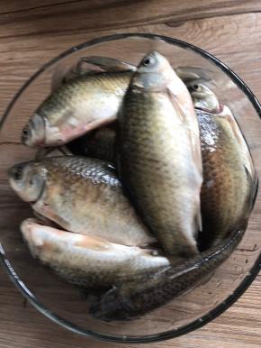 再冲洗干净，沥水，装入大容器内