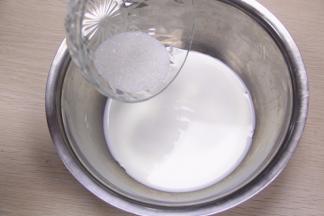 细砂糖加入牛奶用手动搅拌器搅拌至糖溶化。