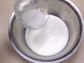 细砂糖加入牛奶用手动搅拌器搅拌至糖溶化。