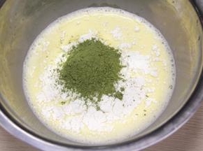 筛入低筋面粉和抹茶粉搅拌至无颗粒。