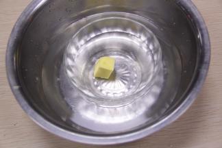 黄油提前融热水溶化。