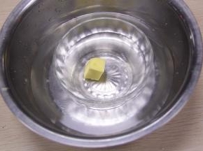 黄油提前融热水溶化。