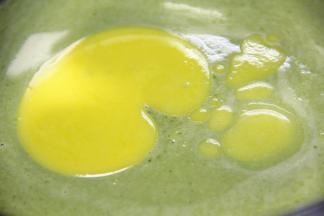 加入溶化好的黄油搅拌均匀。