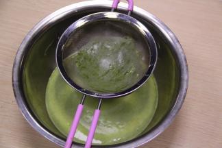 把搅拌好的面糊过筛，静置20分钟，备用。